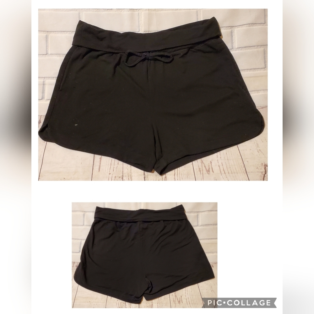 Womens Shorts - Picture 2 of 9